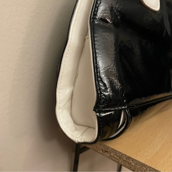 Vintage Y2K Faux Patent Leather Black & White Handbag w Oversized Toggle Pocket - Picture 7 of 16